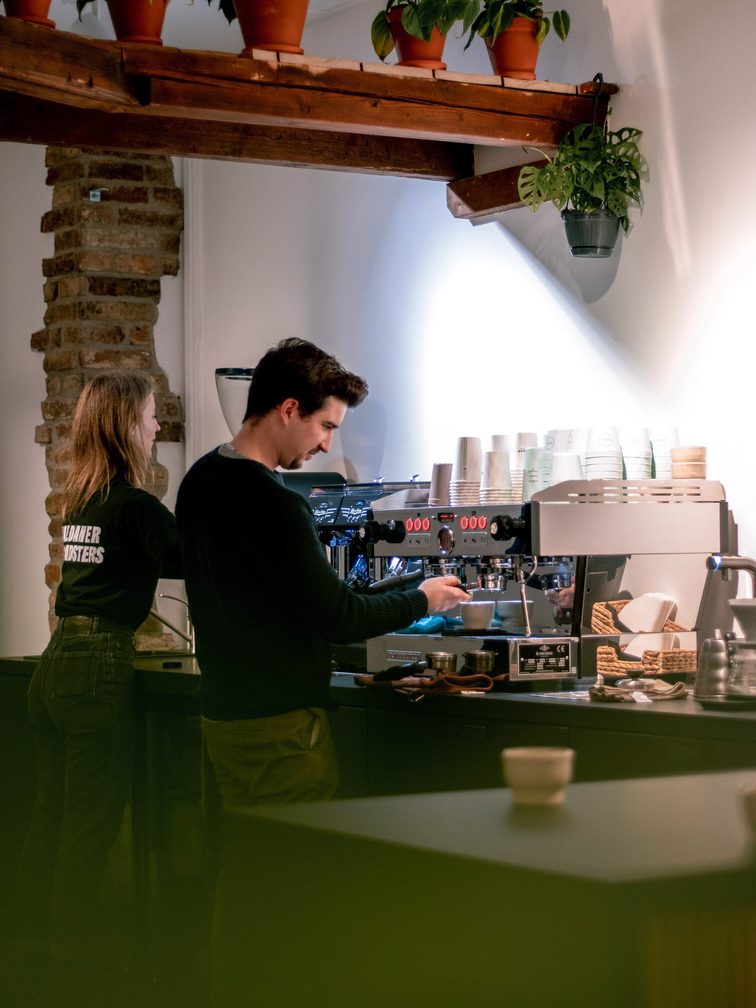 Mitarbeiter beim Kaffeemachen.