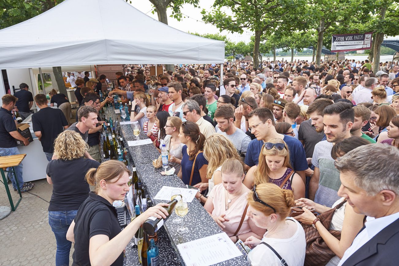 Visiteurs du Salon du vin de la Hesse rhénane sur les rives du Rhin