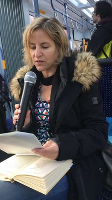 Auch Umweltdezernentin Katrin Eder hat mitgelesen - mitten in der Tram 51 Richtung Lerchenberg!