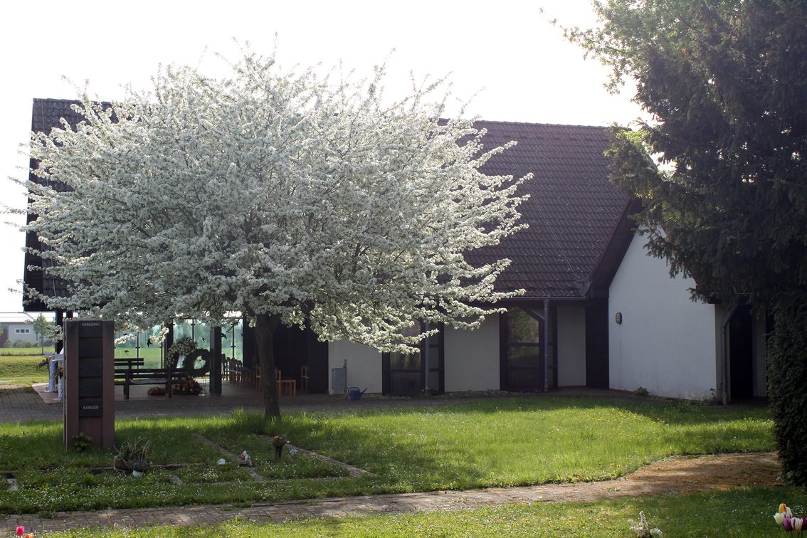 Einladend: Die Trauerhalle im Frühling