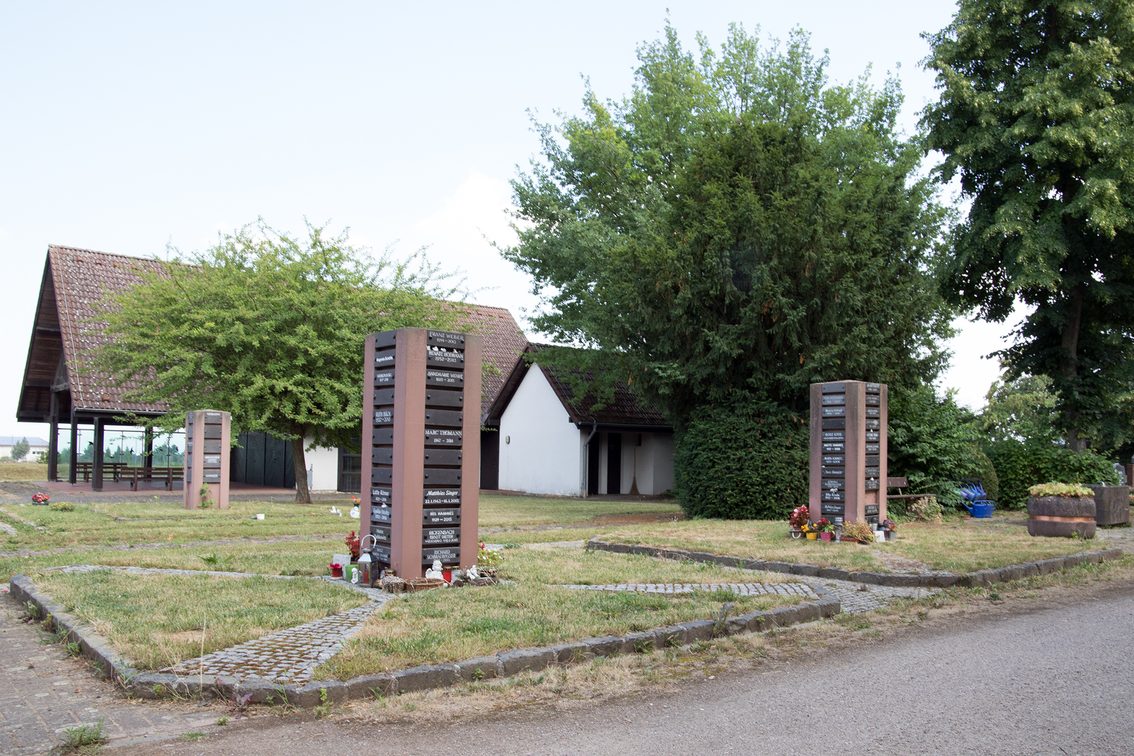 Nie allein: Ein Gemeinschaftsgrabfeld mit Erinnerungsstele.