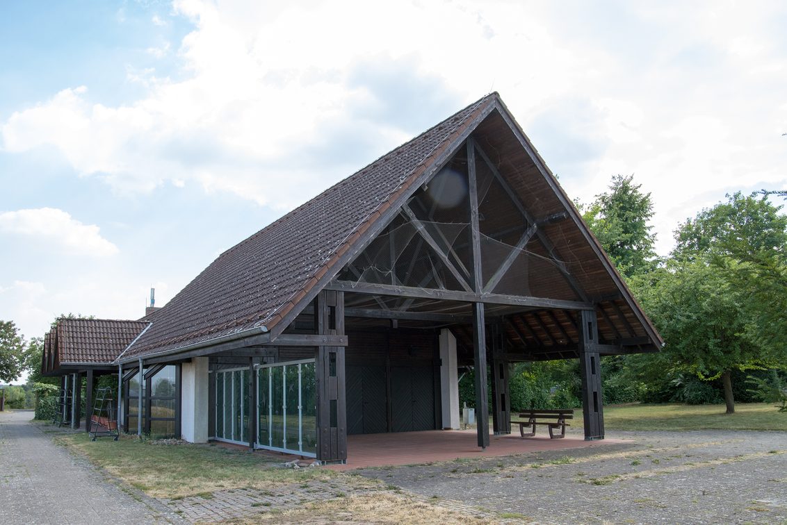 Natürlich offen: Holz und Glas prägen den Charakter der Trauerhalle.