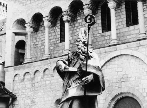Nordseite der Gotthardkapelle mit Bonifatiusstatue