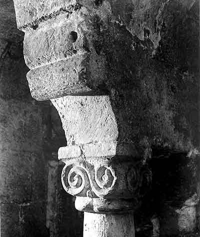 Motivo a volute su capitello a forma di cubo