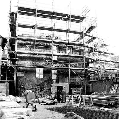 Timpano sud della Haus zum Stein durante i lavori di ricostruzione nel 1981