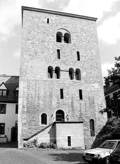 Il frontone sud della Haus zum Stein dopo il restauro (1999).