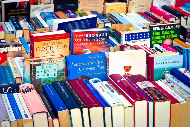 كتب مستعملة على طاولة البيع