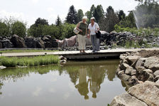 Zwei Besucherinnen stehen im Botanischen Garten an einem Teich