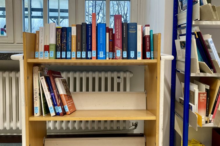 Bücher auf einem Bücherwagen