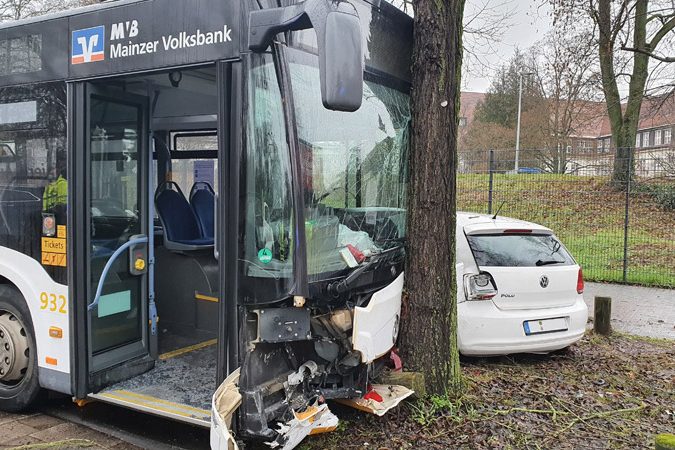 Verunfallter Bus und Auto.