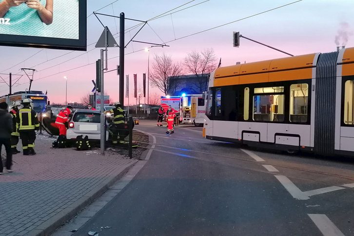 Rettungskräfte arbeiten am verunfallten Smart.