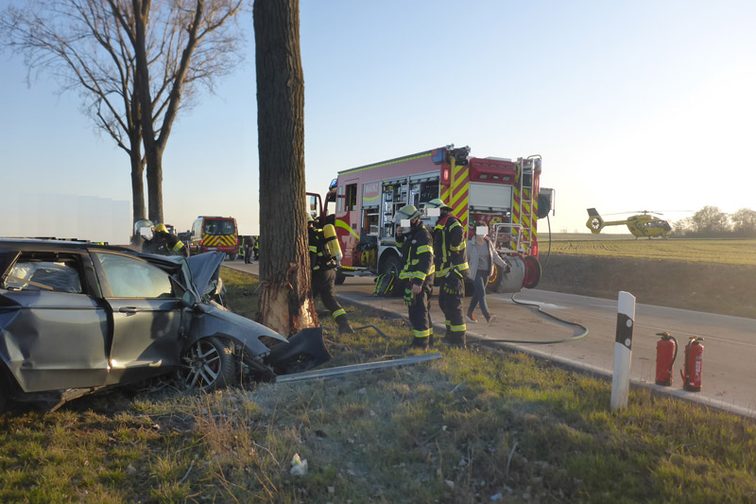Einsatzkräfte an der Unfallstelle.