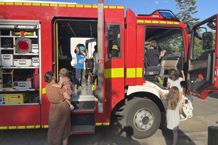 Los niños se maravillan al ver los vehículos de emergencia desde dentro.