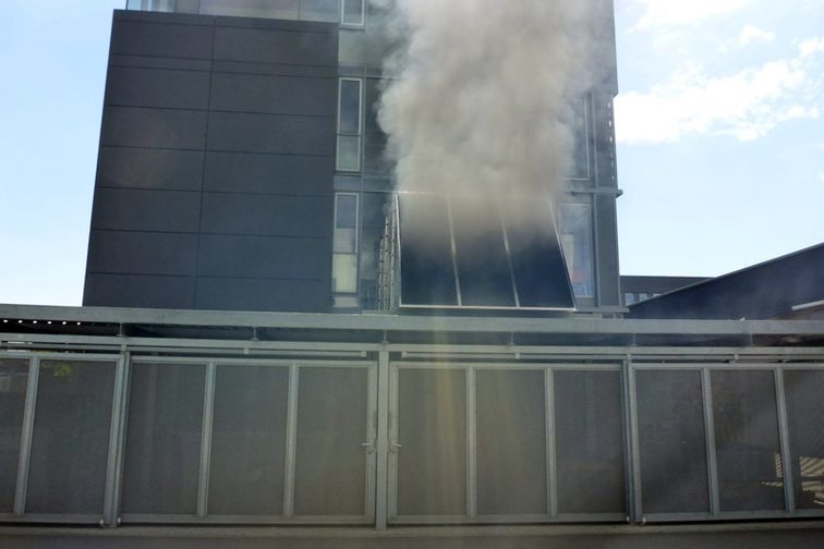 Sale humo de la torre de refrigeración.