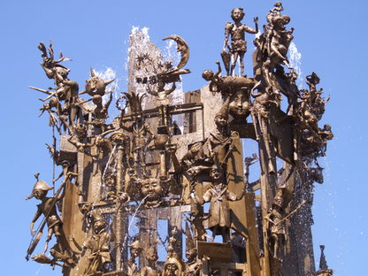 Figuren am oberen Ende des neun Meter hohen Fastnachtbrunnens
