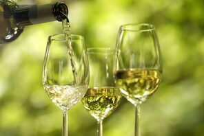 Wein, der in Weingläser gefüllt wird. © Deutsches Weininstitut