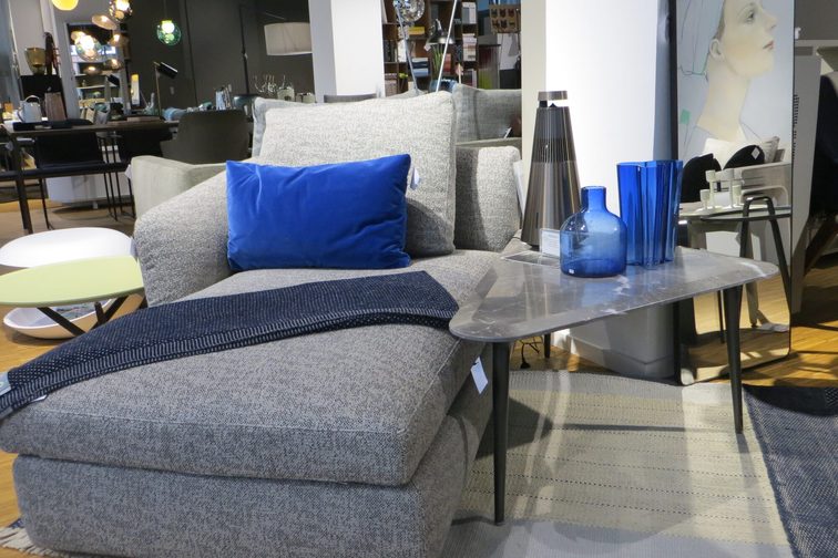Divano grigio con decorazione blu