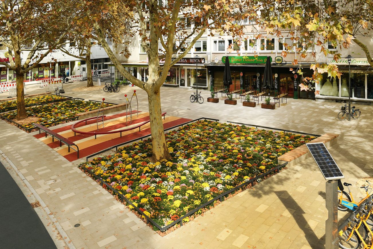 La place du Dr Gisela Thews dans la Grande Rue Longue.