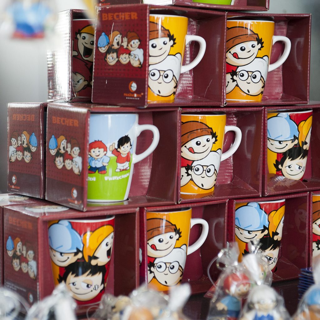 Se pueden ver tazas impresas con las Mainzelmännchen.