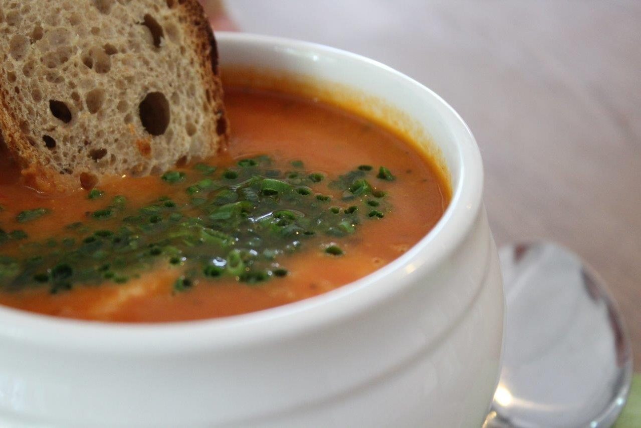Assiette à soupe avec pain