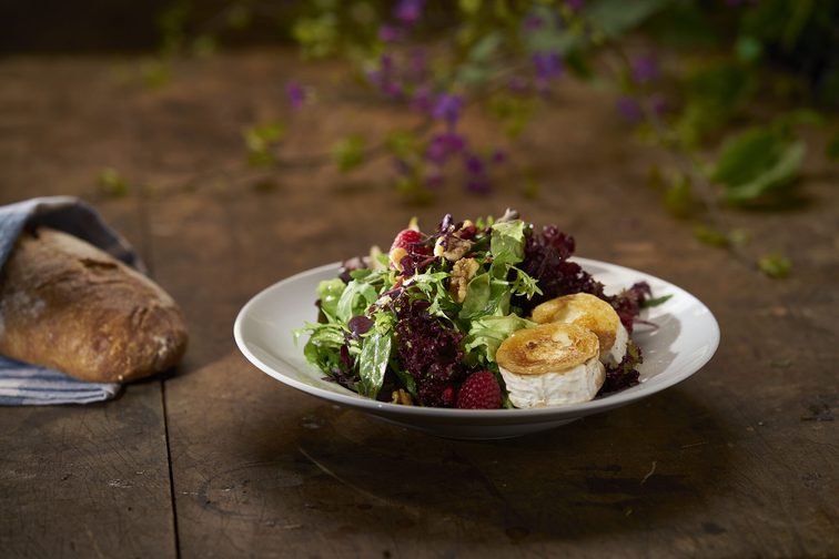 Piatto di insalata con formaggio di capra