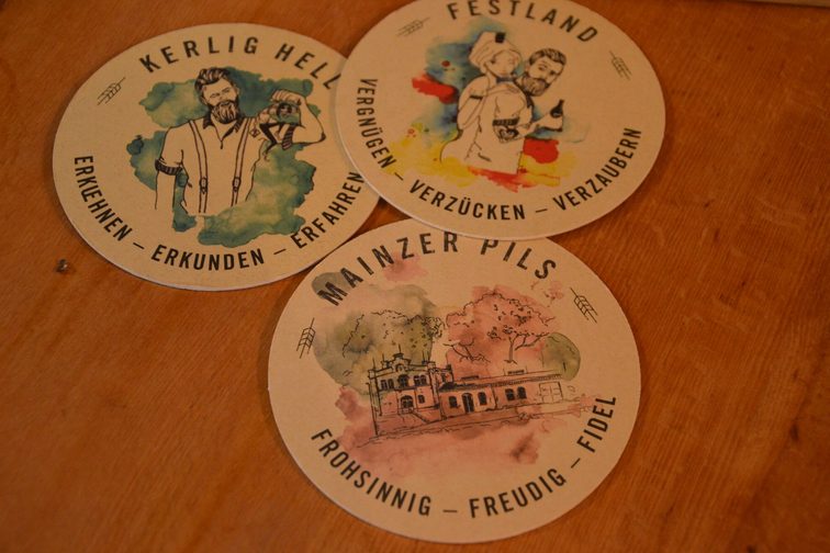 Tre coloratissimi tappetini per la birra del birrificio