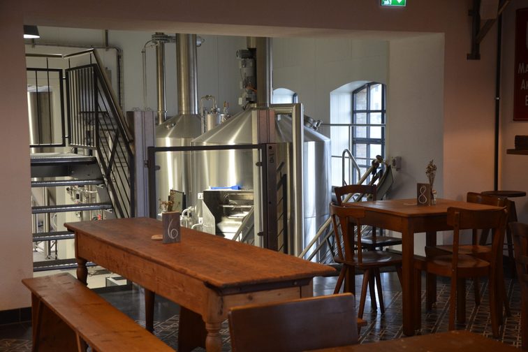 Taproom con vista sul birrificio