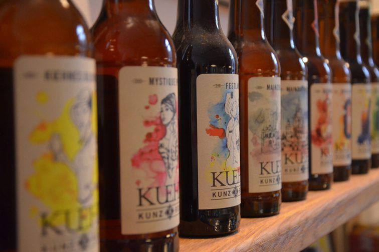 Bottiglie di birra con etichette colorate del birrificio Kuehn Kunz Rosen