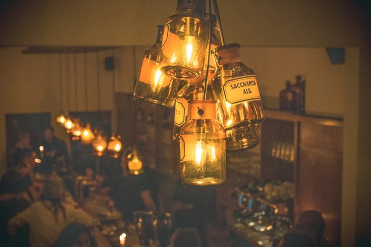 Lampes fabriquées à partir de vieilles bouteilles de pharmacie