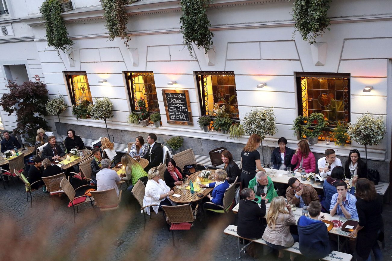 Enjoy a cozy glass of wine "uff de Gass" in front of the Michel wine house