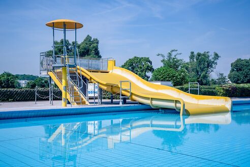 Große gelbe Rutsche im Freibad Maaraue