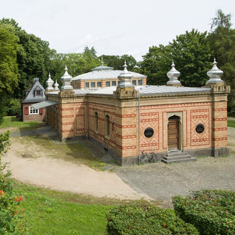 Vue extérieure de la salle de cérémonie du nouveau cimetière juif