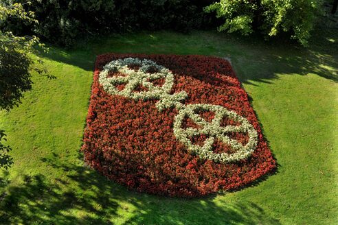 Ein Blumenbeet in Form des Mainzer Stadtwappens