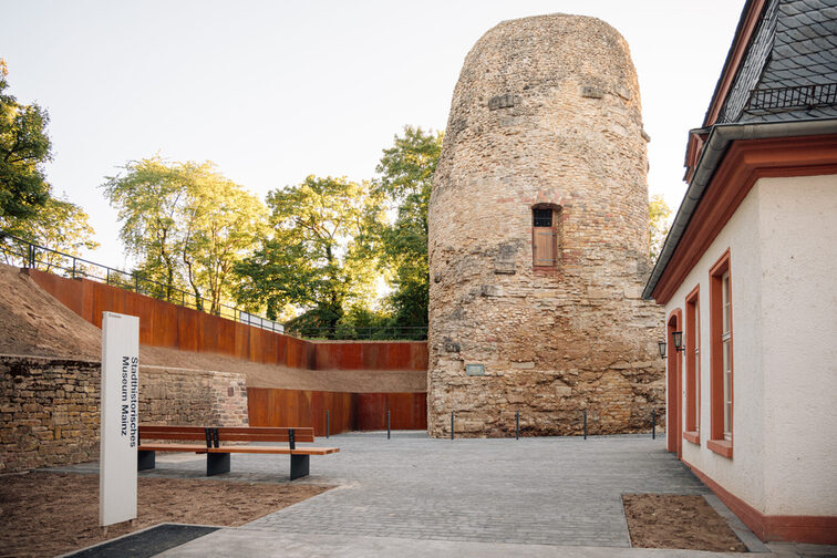 Drususstein auf dem Geländer der Zitadelle