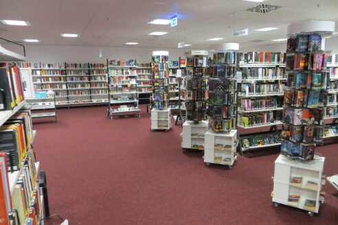 Bücherregale in der Öffentlichen Bücherei Anna Seghers