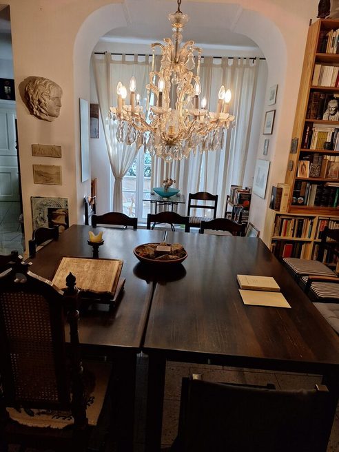 Grande tavolo di legno con posti a sedere nella biblioteca di Magonza dell’Accademia per la Cultura Mondiale