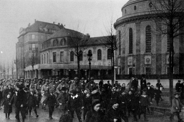 des soldats et des civils français devant la synagogue de la Hindenburgstraße