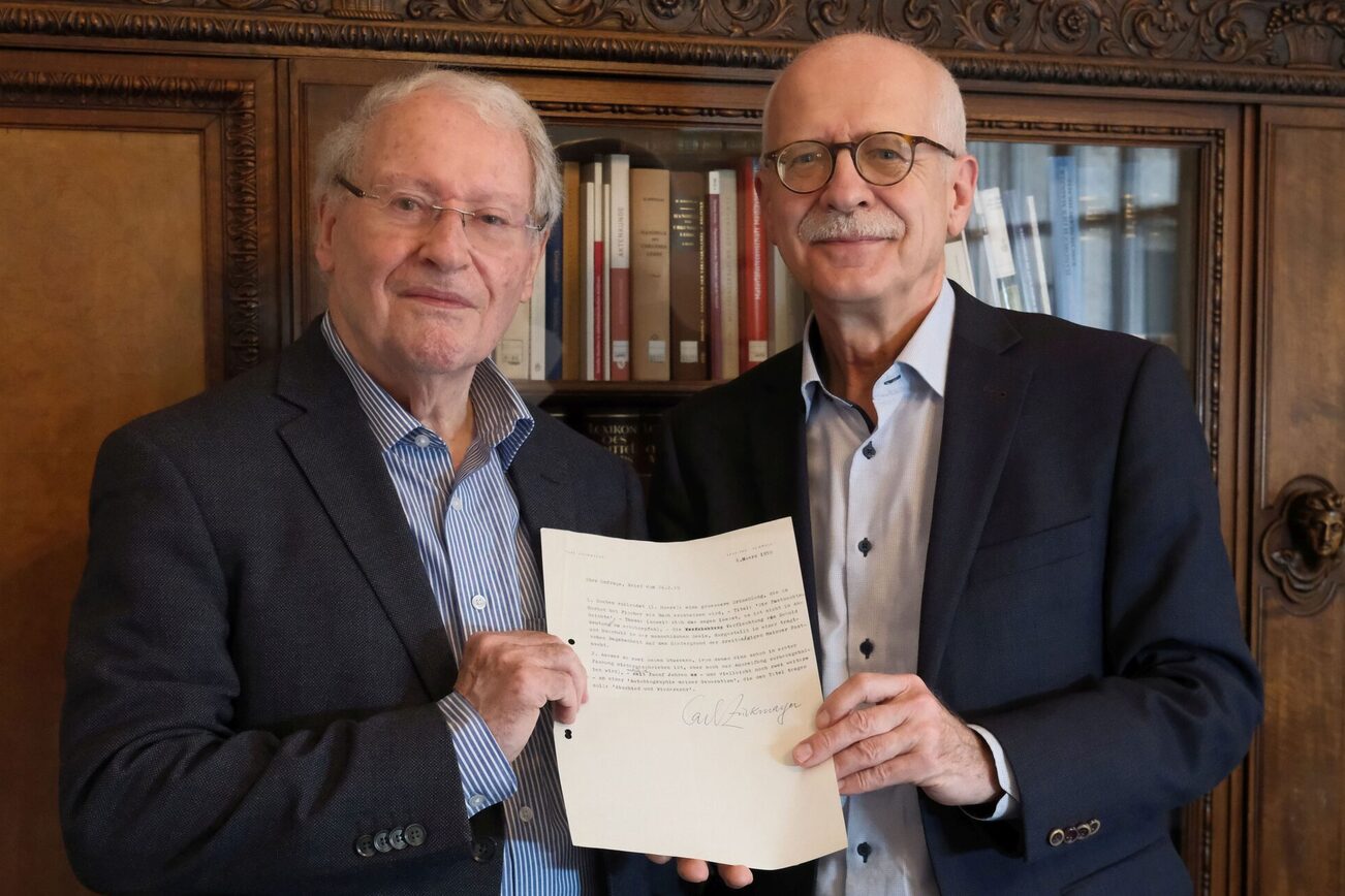 Eckhart Pick übergibt dem Leiter des Stadtarchivs, Wolfgang Dobras, einen