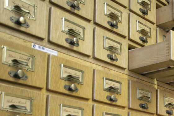 Laden der Kirchenbuchkartei im Stadtarchiv