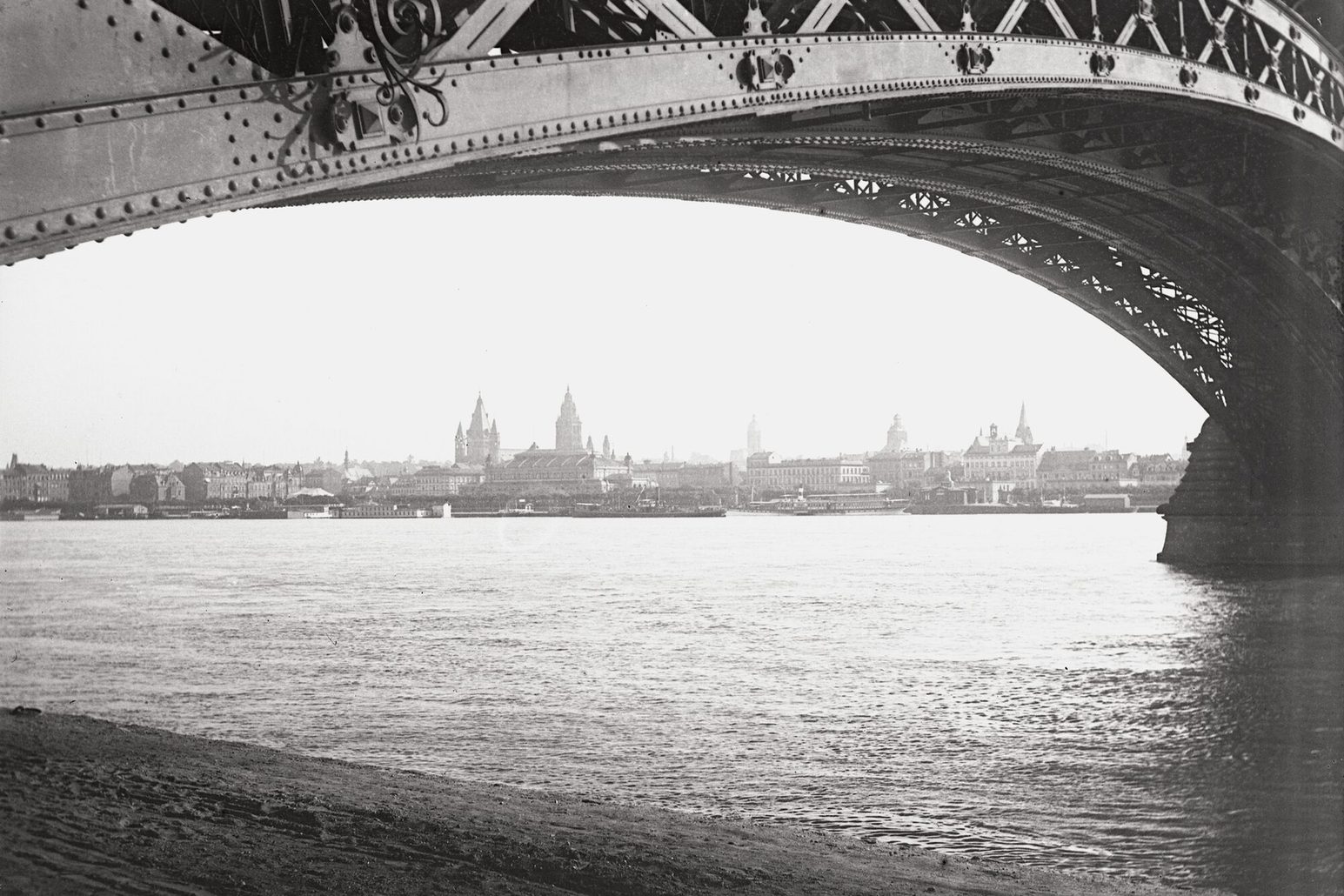 Foto storica con vista sotto il ponte sul Reno verso il Duomo di Magonza