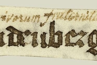 Pergamentstreifen mit handschriftlichem Eintrag