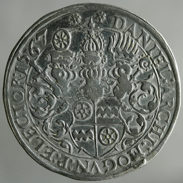 Rückseite einer alten Münze