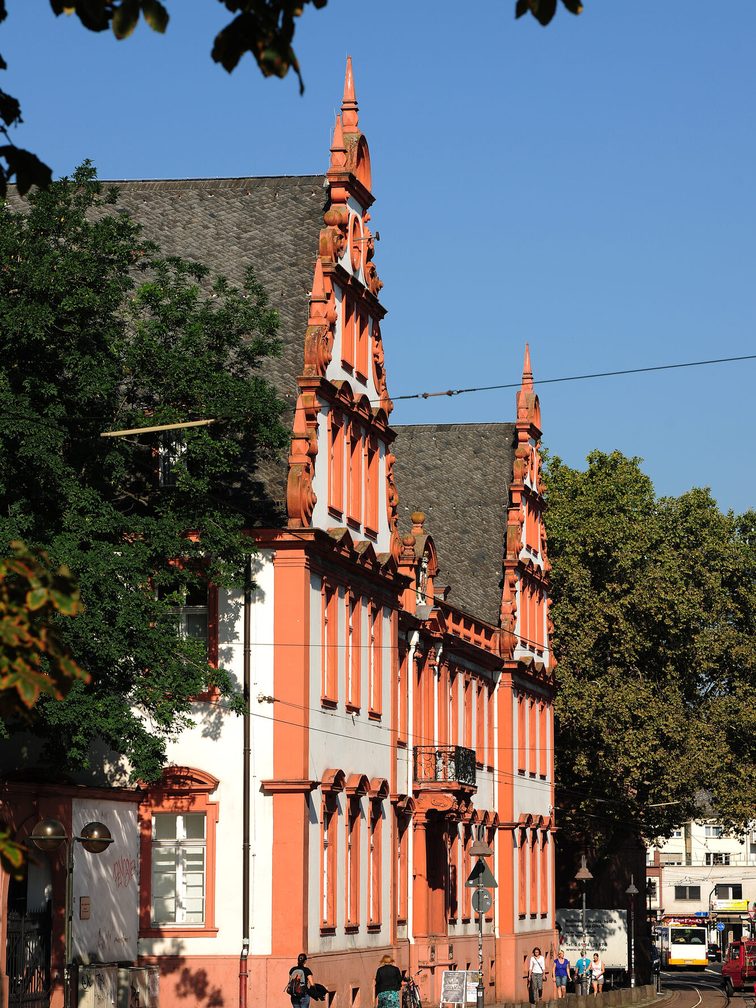 Der Eingang des Kinos am Schillerplatz