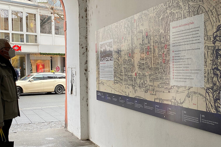 Ein Mann steht vor der Übersichtstafel im Jesuitenbogen