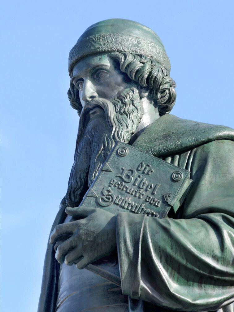 Gutenberg Statue vor blauem Himmel