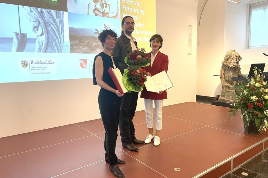 Ehrung der Künstler:innen auf einer Bühne