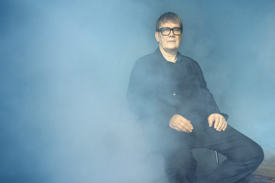 Der Autor Sven Regener im Nebel sitzend