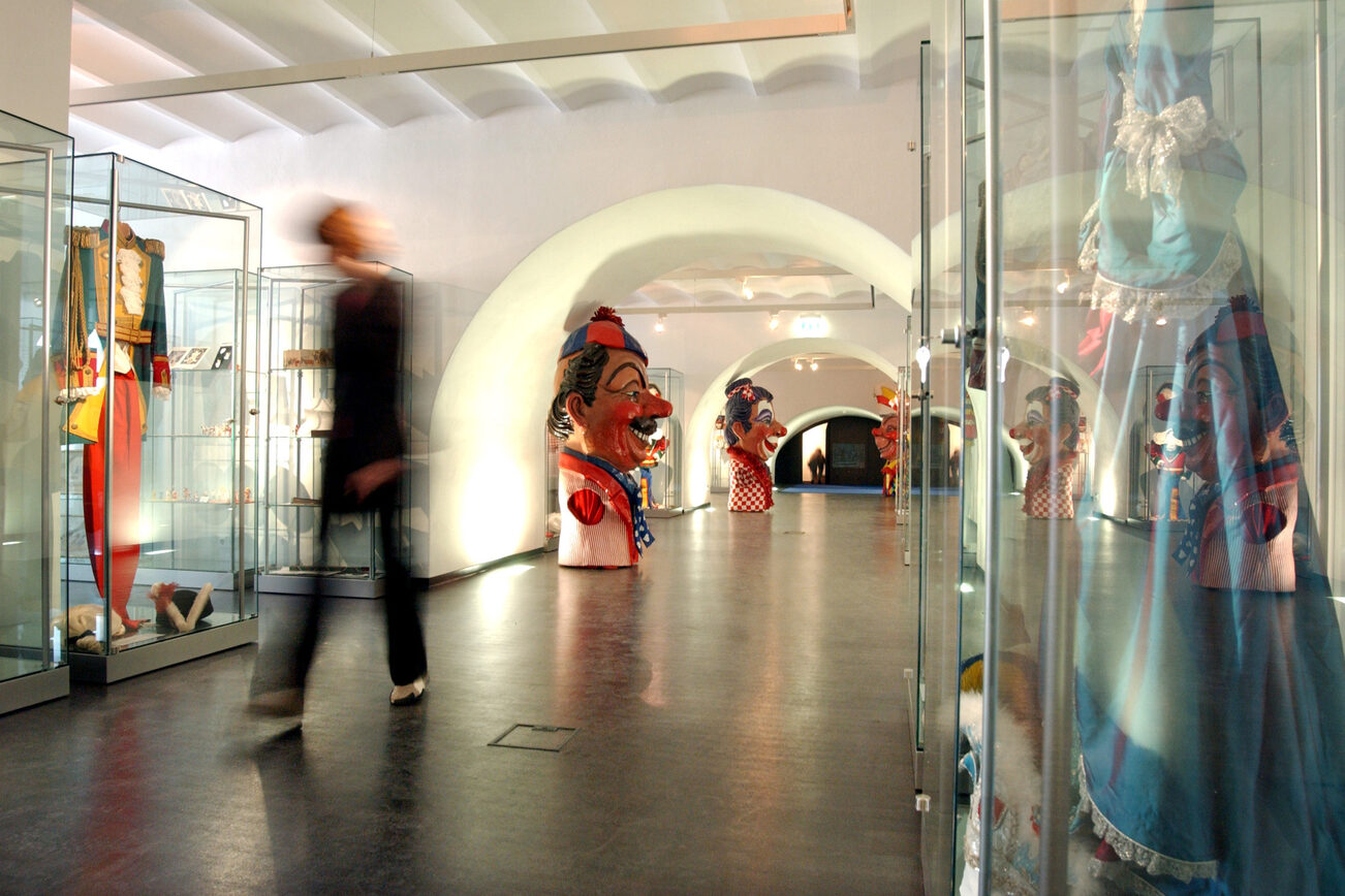 Ausstellungsvitrinen mit Kostümen und Schwellköpp im Fastnachtsmuseum