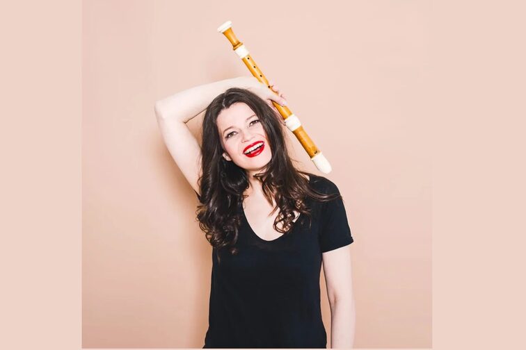 Drei Musikerinnen mit ihren Instrumenten.