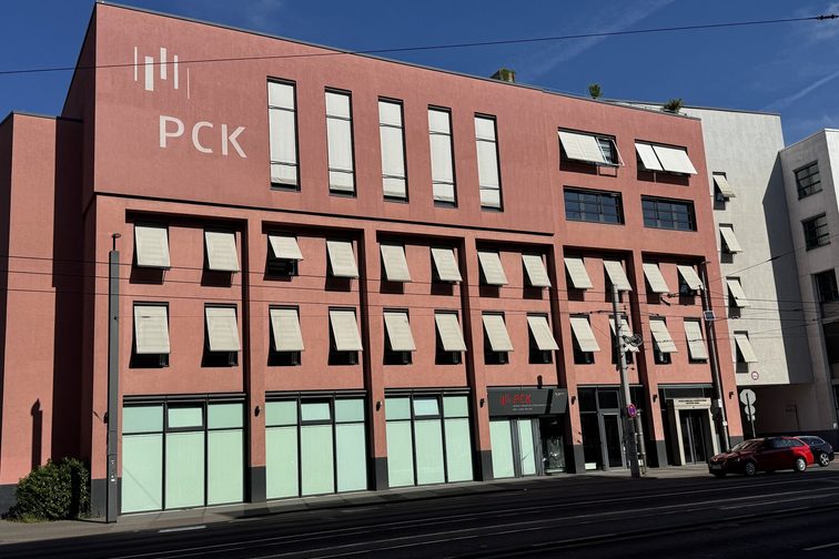 rostrote Außenfassade des Peter-Cornelius-Konservatoriums auf der Binger Straße